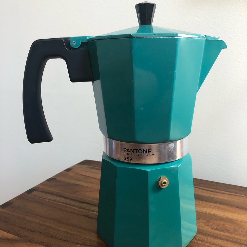 Pantone stovetop 9 cup moka pot